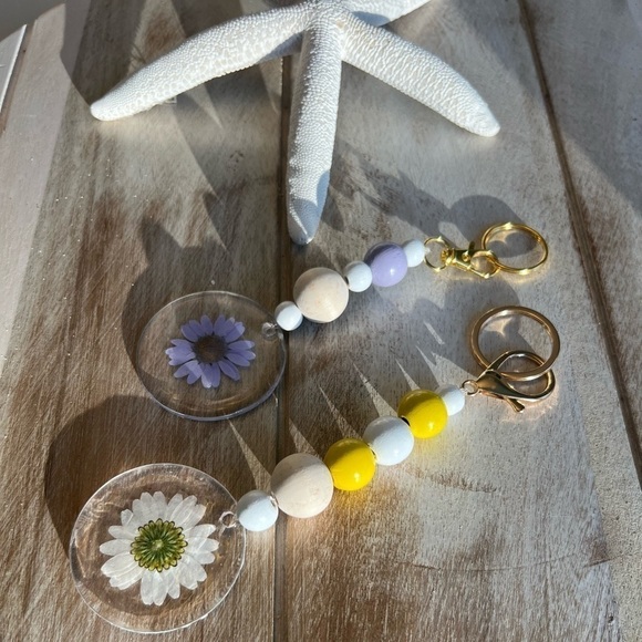 New - White Daisy Resin Keychain - Picture 4 of 4